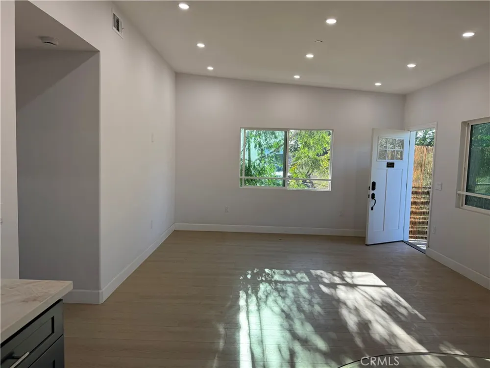7035 RHEA Reseda, CA 91335