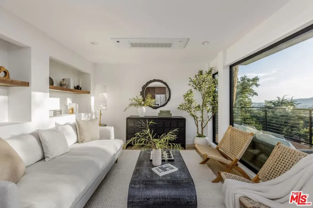 645 Luton Drive Glendale, CA 91206