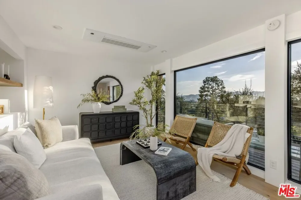 645 Luton Drive Glendale, CA 91206