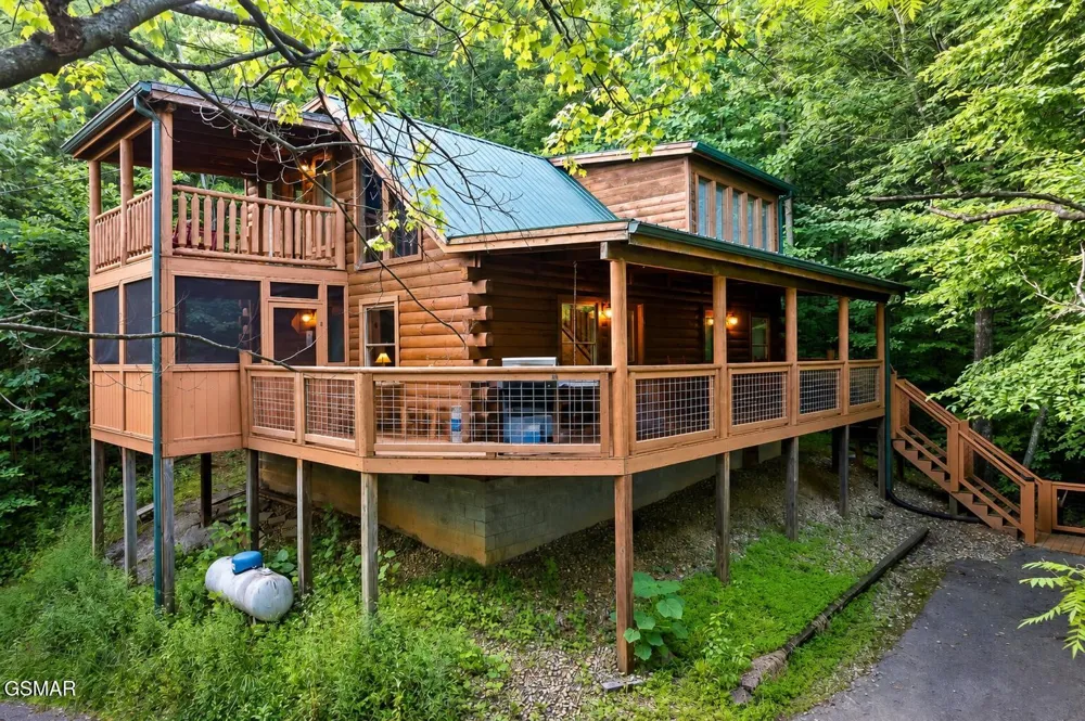 1908 Rhododendron Lane Sevierville, TN 37876