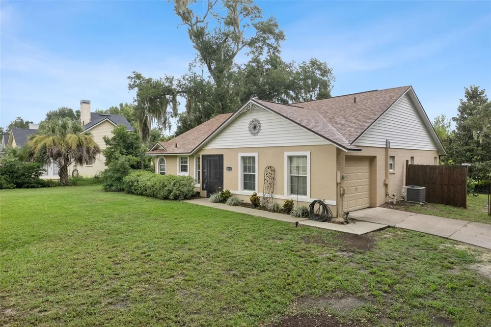 30724 FAIRVIEW AVENUE Tavares, FL 32778