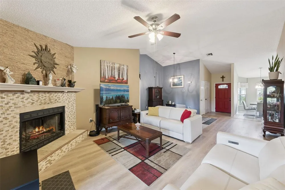 30724 FAIRVIEW AVENUE Tavares, FL 32778