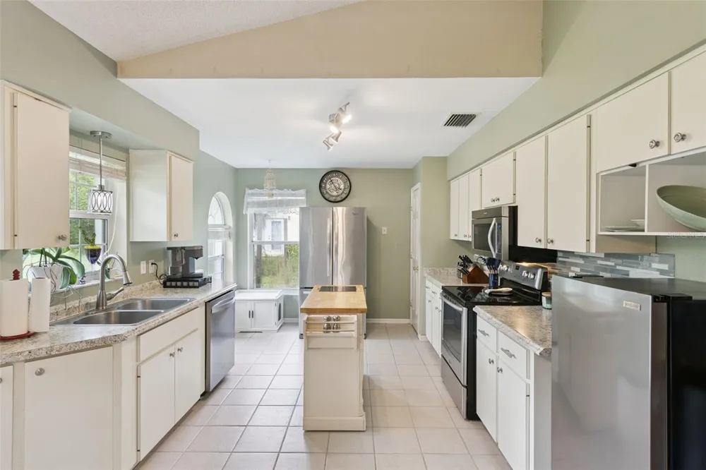 30724 FAIRVIEW AVENUE Tavares, FL 32778