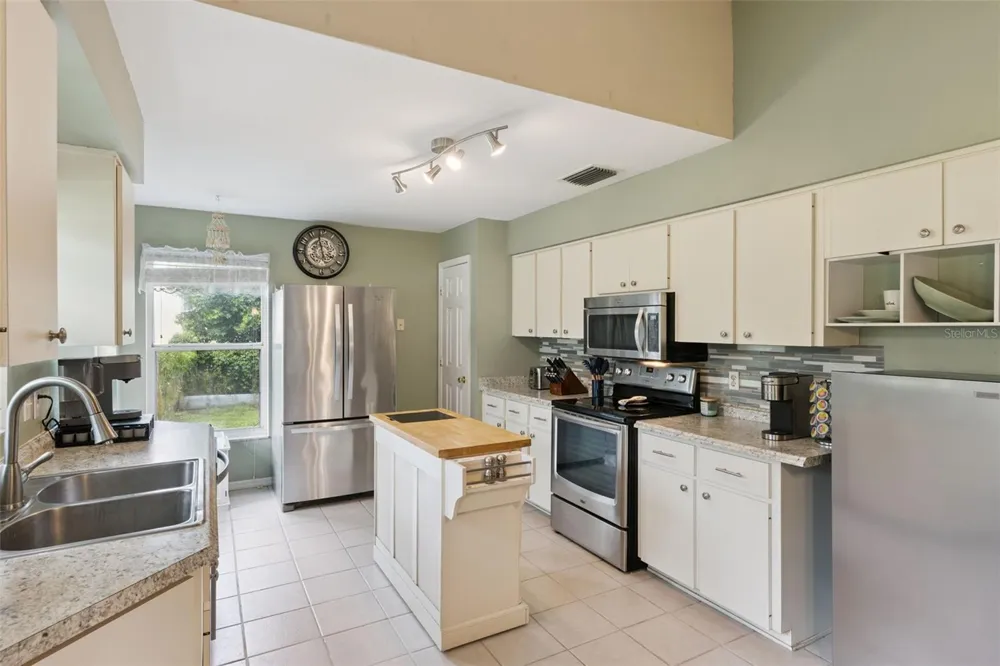 30724 FAIRVIEW AVENUE Tavares, FL 32778