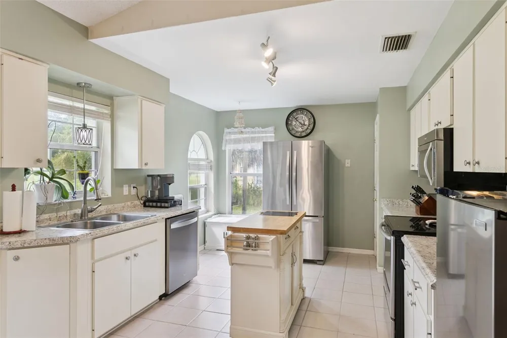 30724 FAIRVIEW AVENUE Tavares, FL 32778