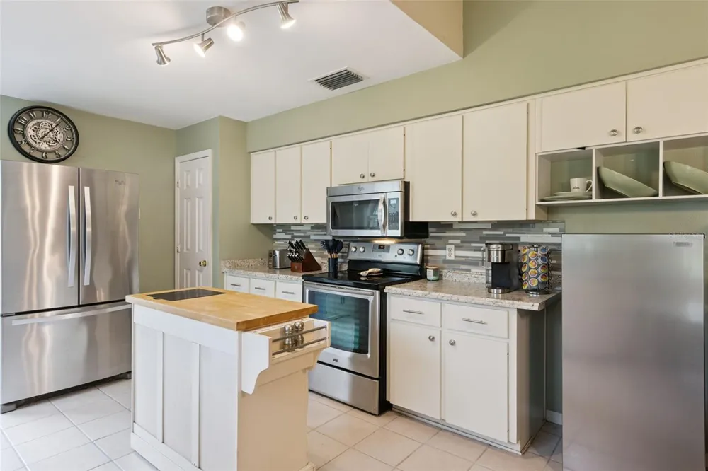 30724 FAIRVIEW AVENUE Tavares, FL 32778