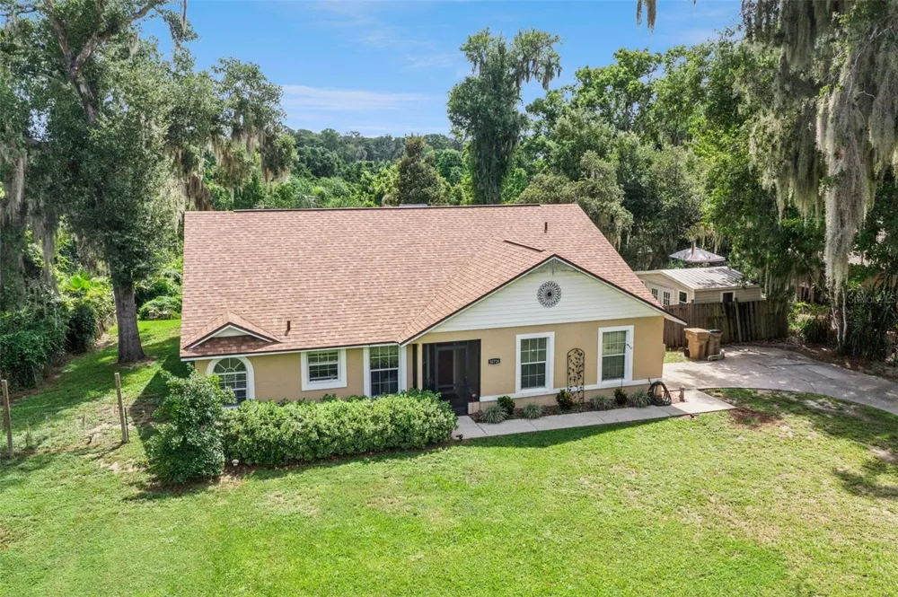 30724 FAIRVIEW AVENUE Tavares, FL 32778