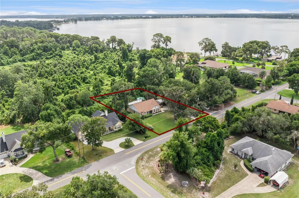 30724 FAIRVIEW AVENUE Tavares, FL 32778