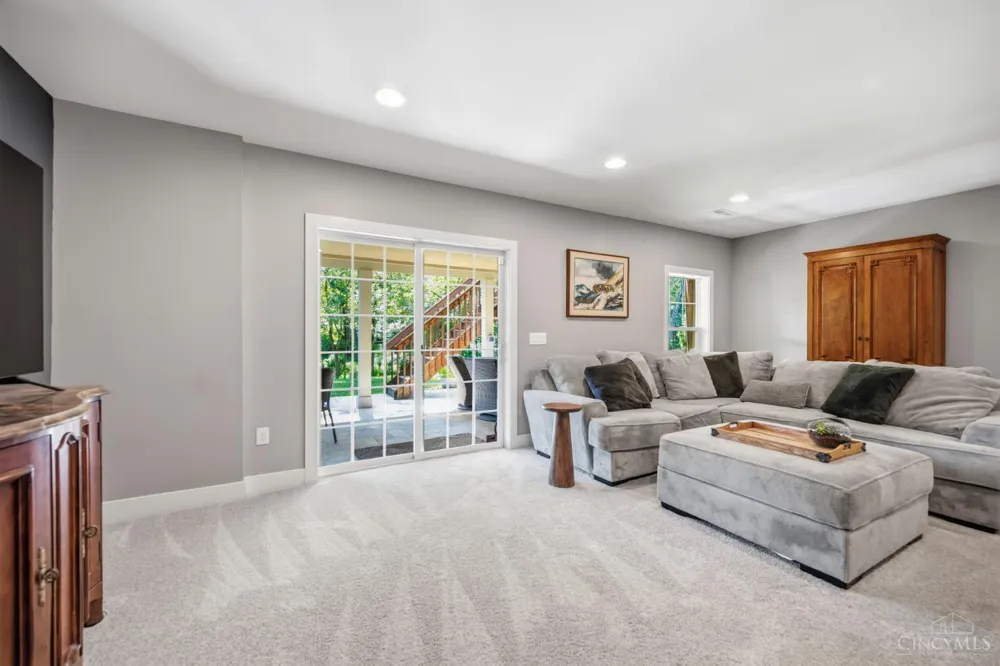 7549 Cooper Road Montgomery, OH 45242