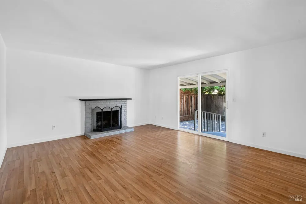 922 Cottonwood Court Petaluma, CA 94954