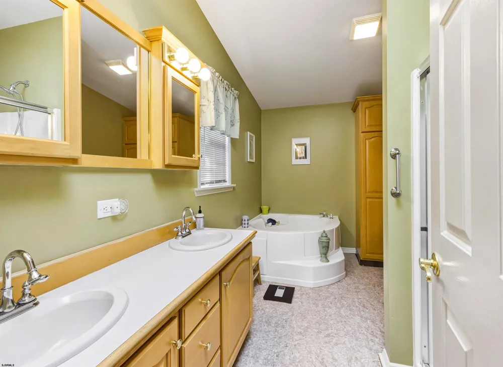 53 Redwood Dr Mays Landing, NJ 08330