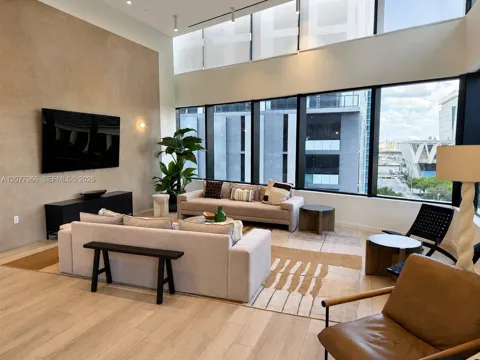 225 Miami Ave #2810