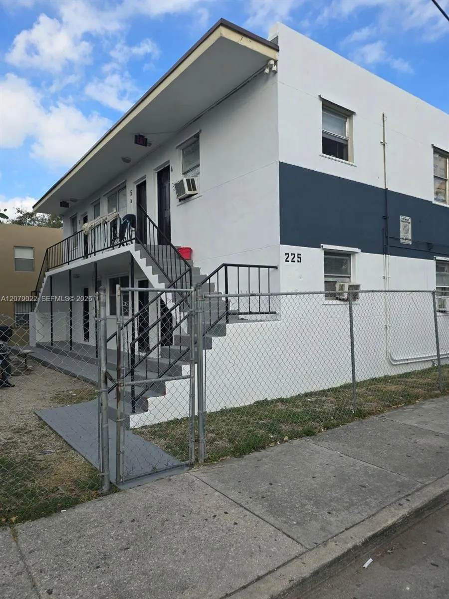225 NW 17th St #4 Miami, FL 33136