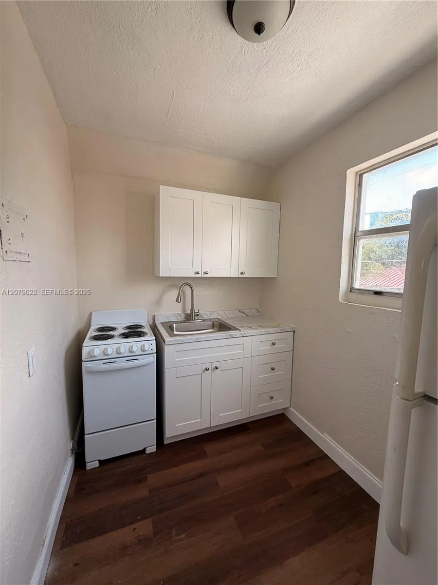 225 NW 17th St #4 Miami, FL 33136
