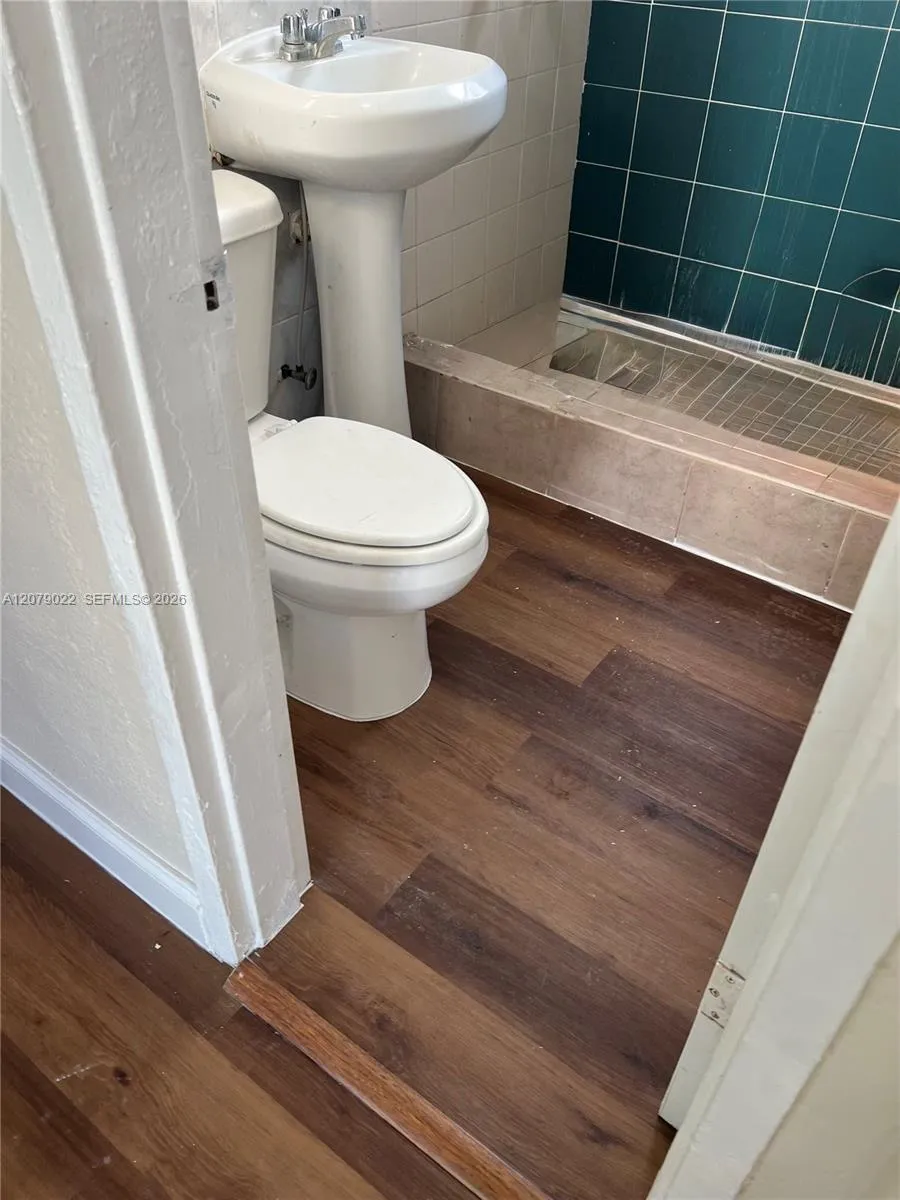 225 NW 17th St #4 Miami, FL 33136