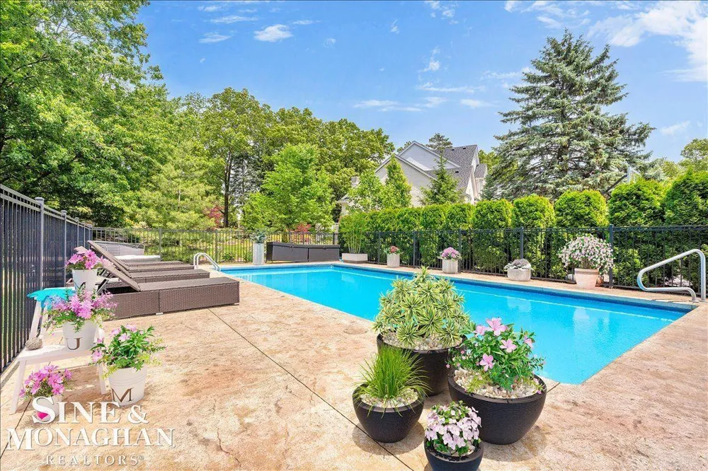 1289 Creek Pointe Drive Rochester City, MI 48307
