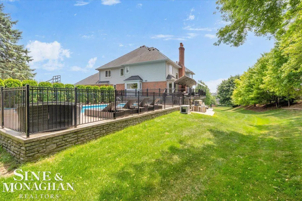1289 Creek Pointe Drive Rochester City, MI 48307