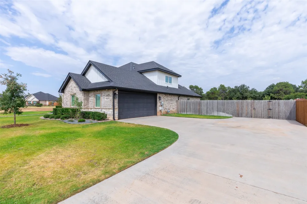 2301 Manor Oaks Terrace Abilene, TX 79602