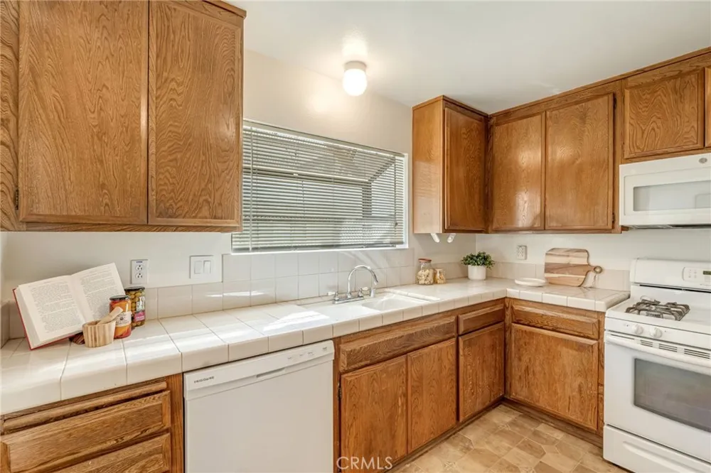 26015 Alizia Canyon #B Calabasas, CA 91302