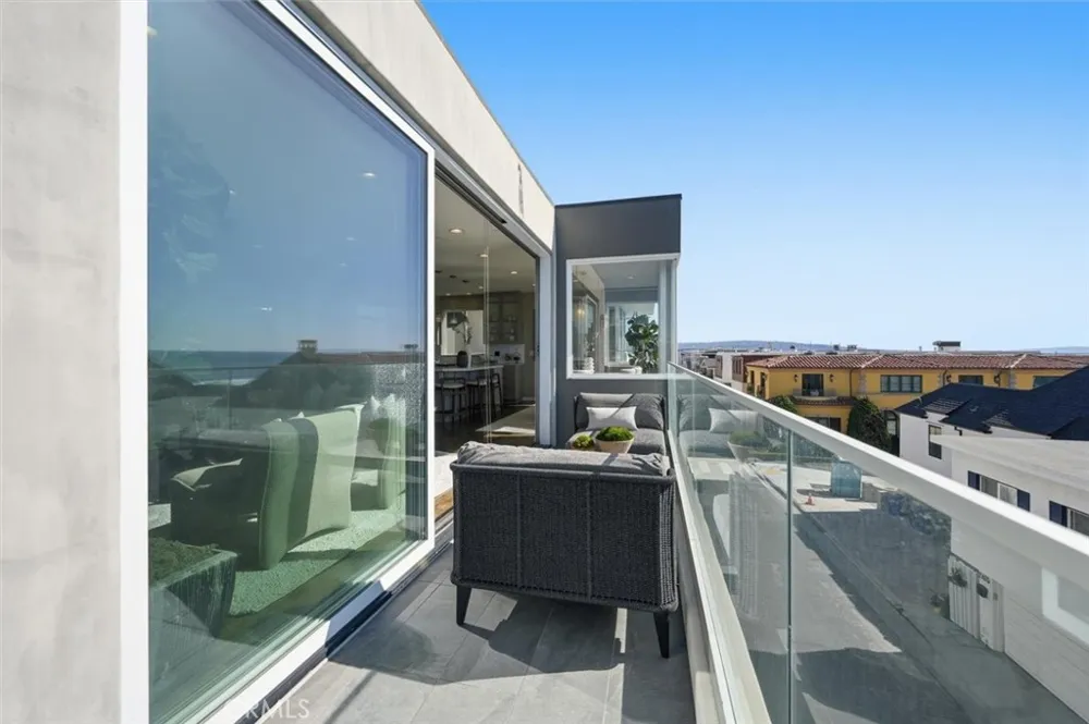 2406 Ocean Drive Manhattan Beach, CA 90266