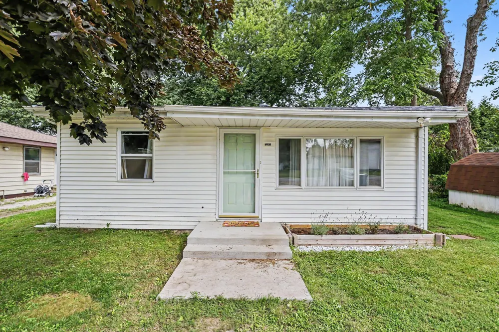 7281 Helen Coloma, MI 49038
