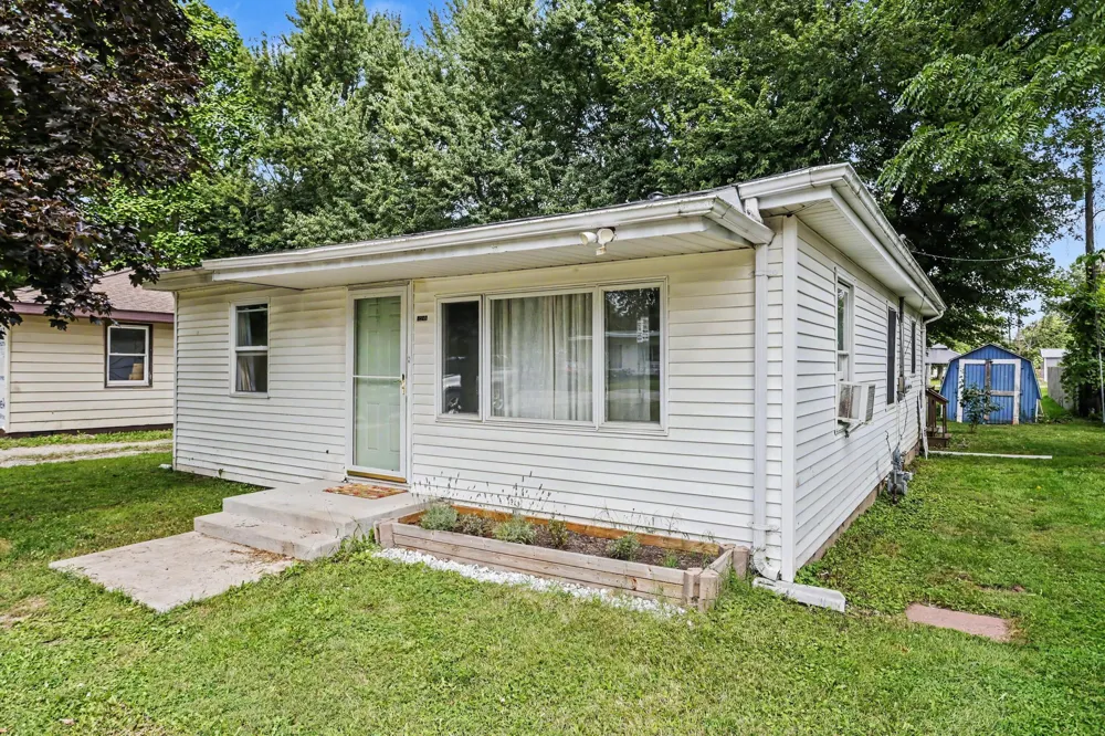 7281 Helen Coloma, MI 49038