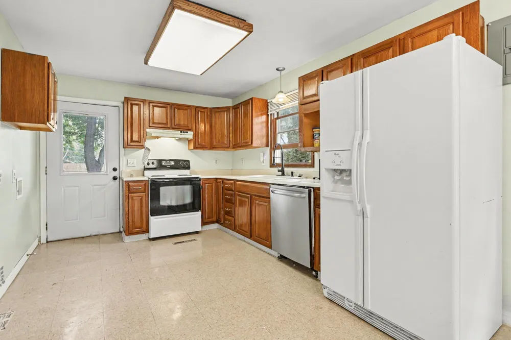 7281 Helen Coloma, MI 49038