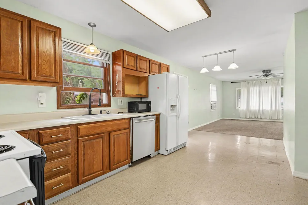 7281 Helen Coloma, MI 49038