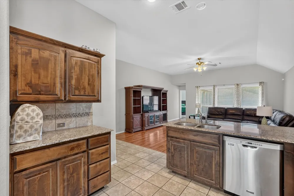 902 Mockingbird Lane Glenn Heights, TX 75154