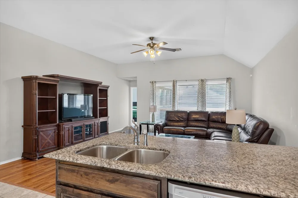 902 Mockingbird Lane Glenn Heights, TX 75154