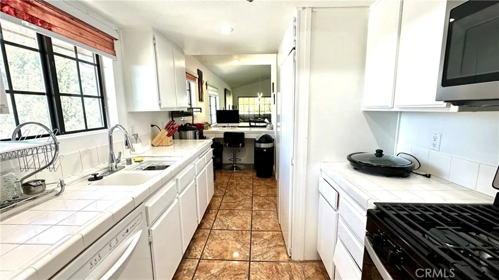 6545 Reseda Boulevard #24 Reseda, CA 91335
