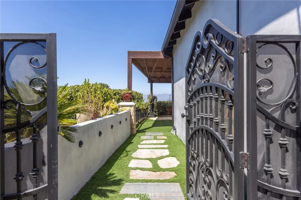 3351 Coy Sherman Oaks, CA 91423