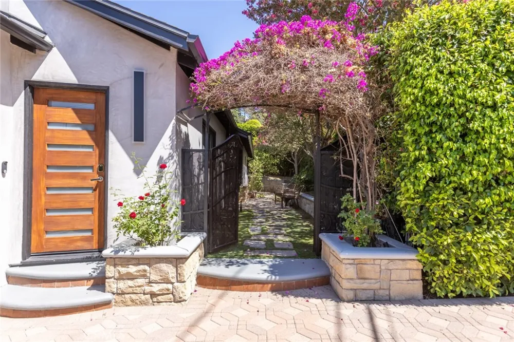 3351 Coy Sherman Oaks, CA 91423