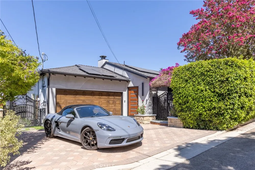3351 Coy Sherman Oaks, CA 91423
