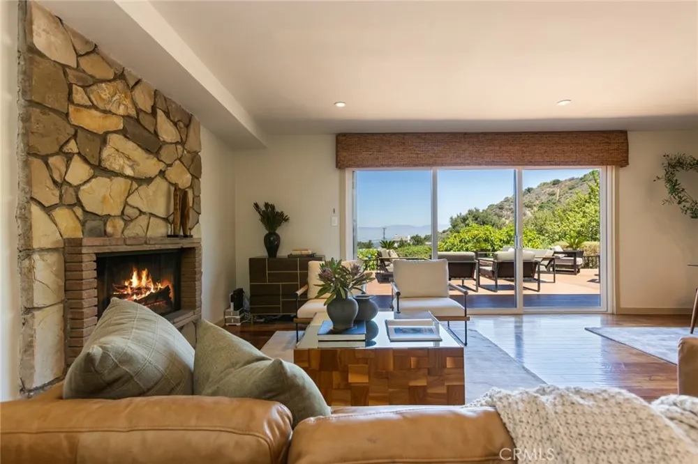 3351 Coy Sherman Oaks, CA 91423