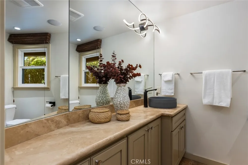 3351 Coy Sherman Oaks, CA 91423