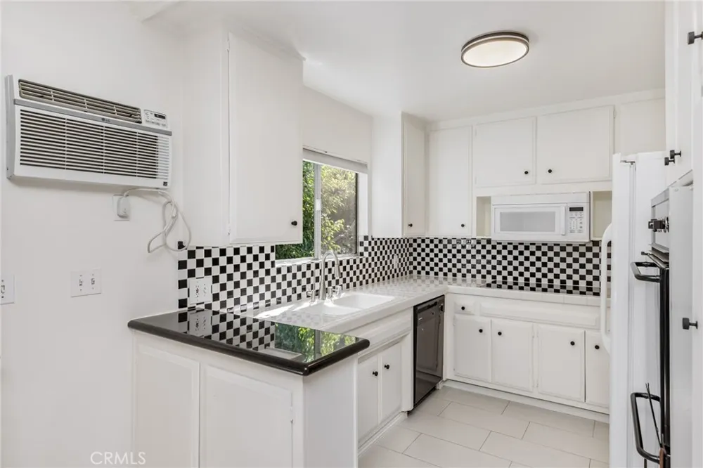 1632 Camden #204 Los Angeles, CA 90025
