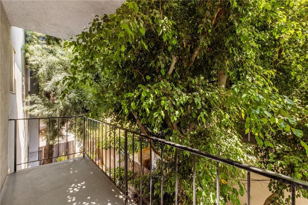 1632 Camden #204 Los Angeles, CA 90025