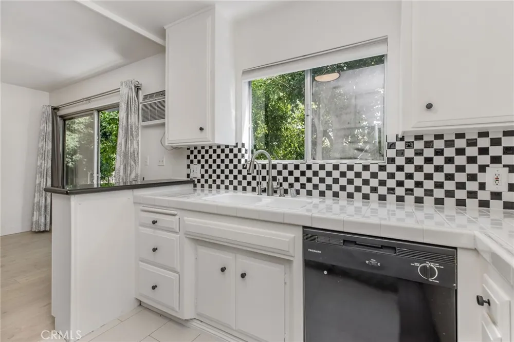 1632 Camden #204 Los Angeles, CA 90025