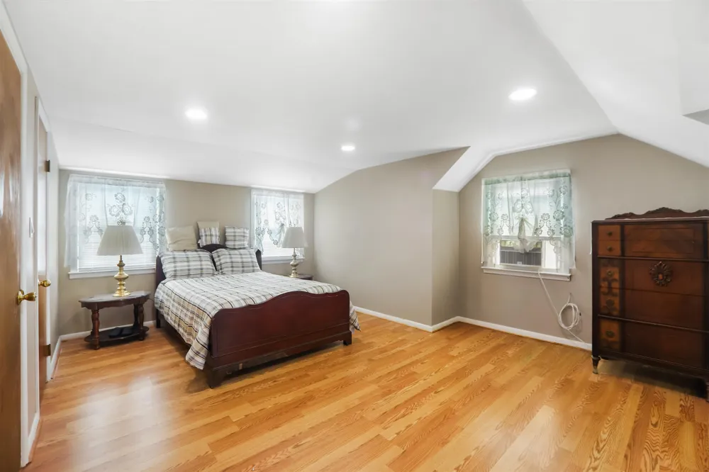 354 COLONIA BLVD Woodbridge, NJ 07067