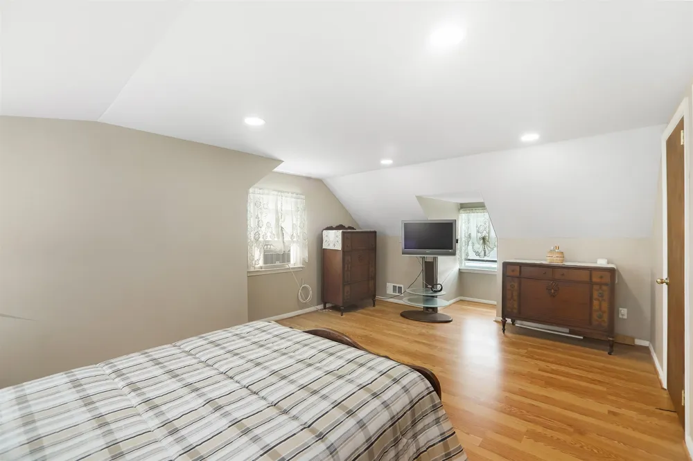 354 COLONIA BLVD Woodbridge, NJ 07067