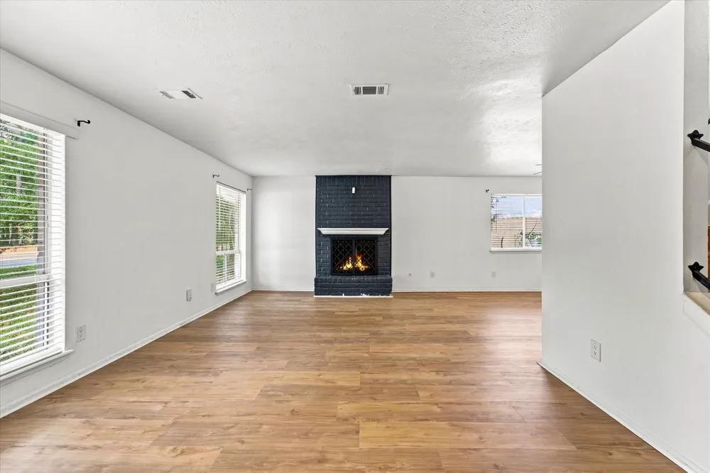 44 S Waxberry Road The Woodlands, TX 77381