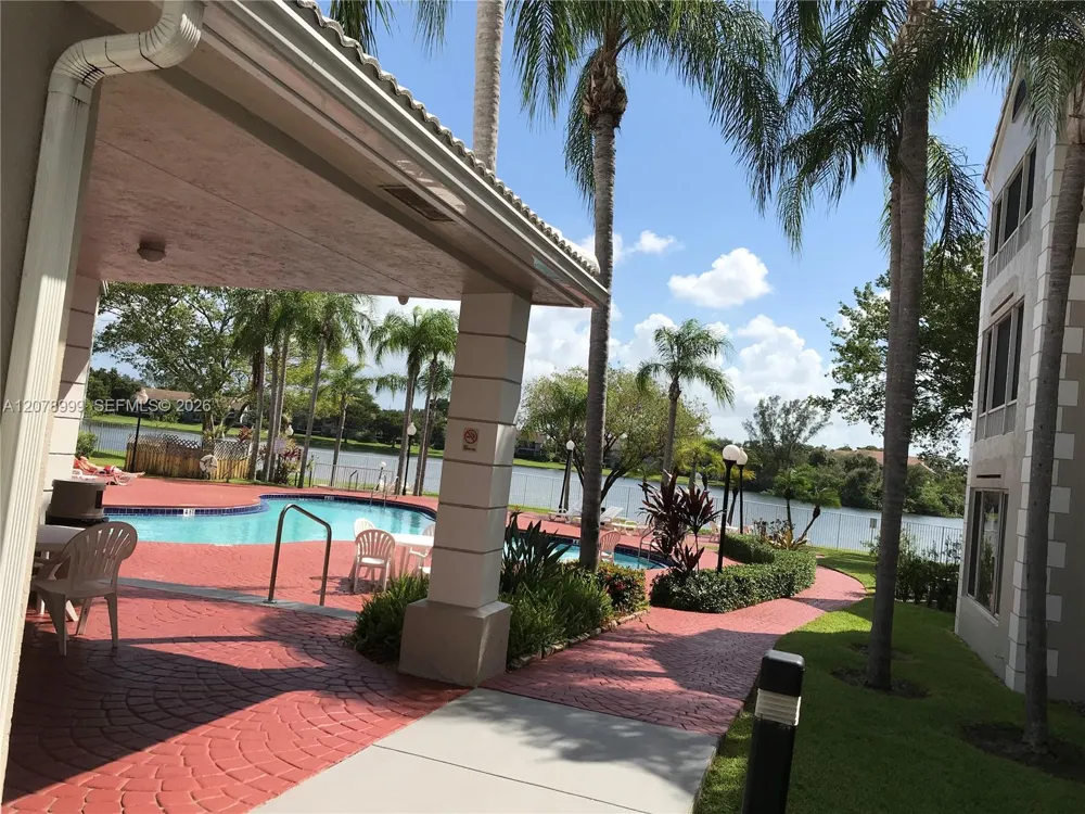 2851 Oakland Forest Dr #102 Oakland Park, FL 33309