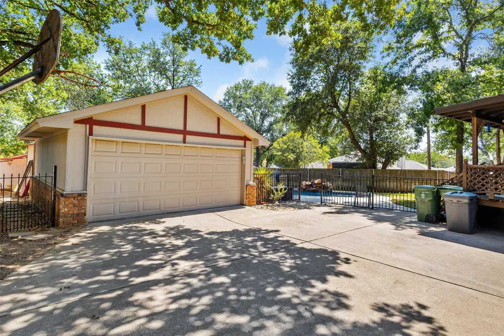 4219 Pleasant Oaks Court Arlington, TX 76016