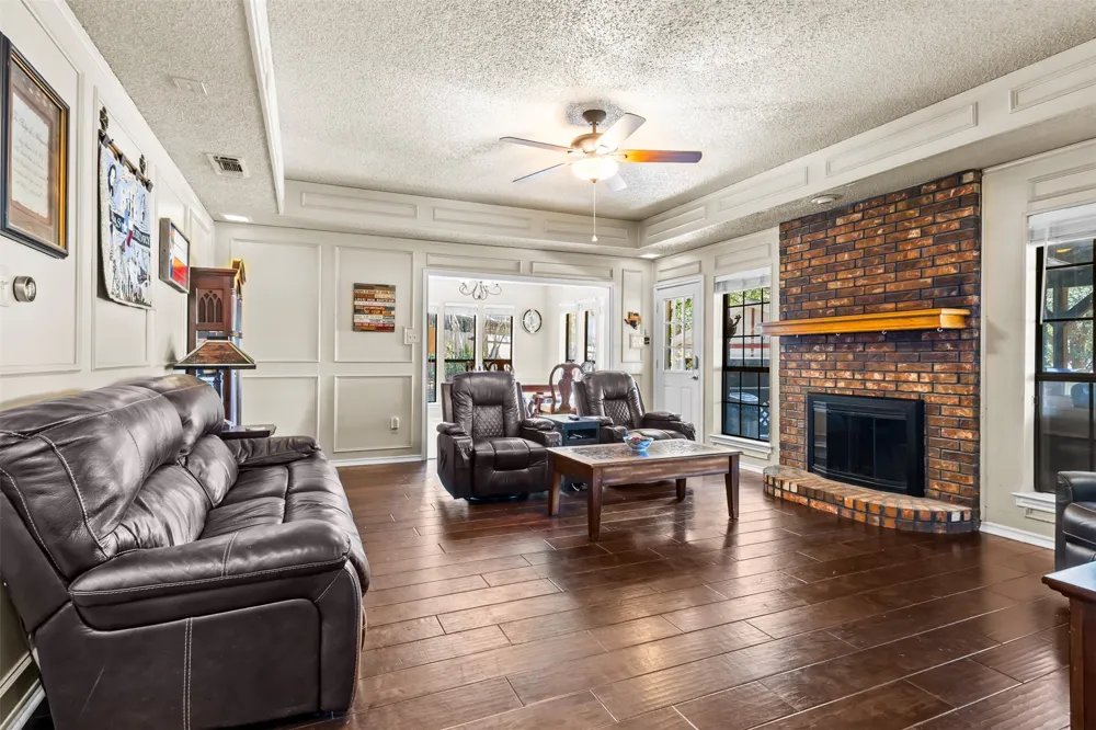 4219 Pleasant Oaks Court Arlington, TX 76016