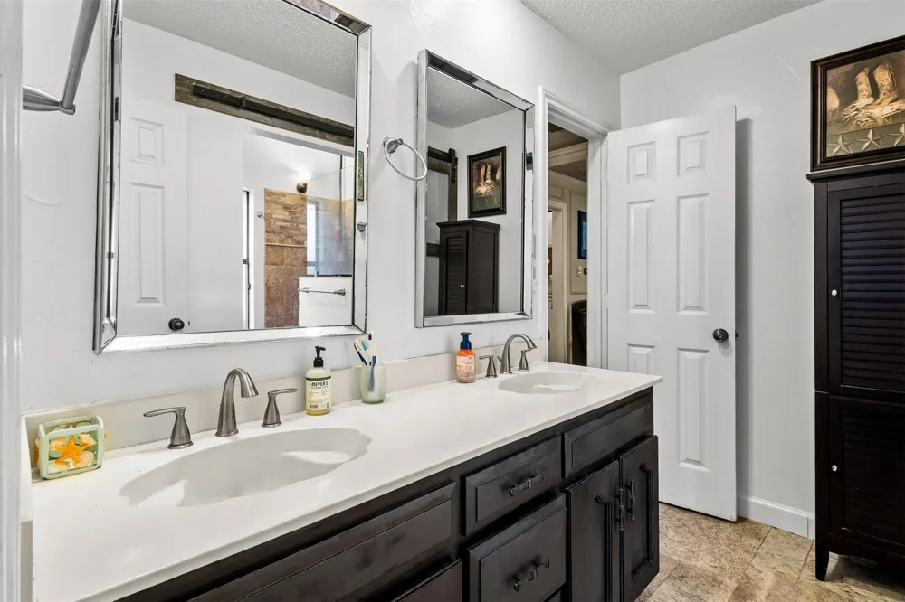 4219 Pleasant Oaks Court Arlington, TX 76016