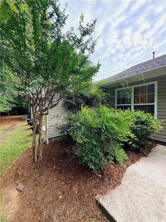 313 Quarterpath Lane Jamestown, NC 27282