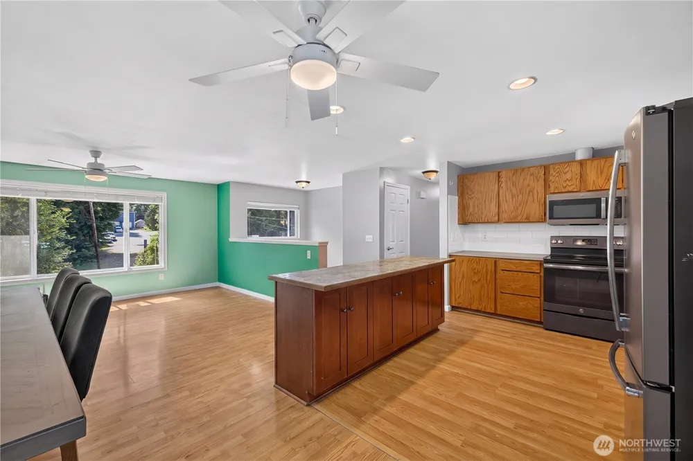 8103 Hawaii Lane Clinton, WA 98236