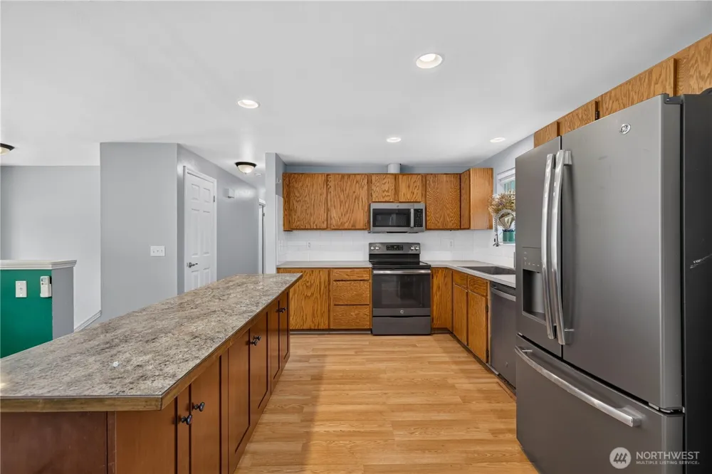 8103 Hawaii Lane Clinton, WA 98236