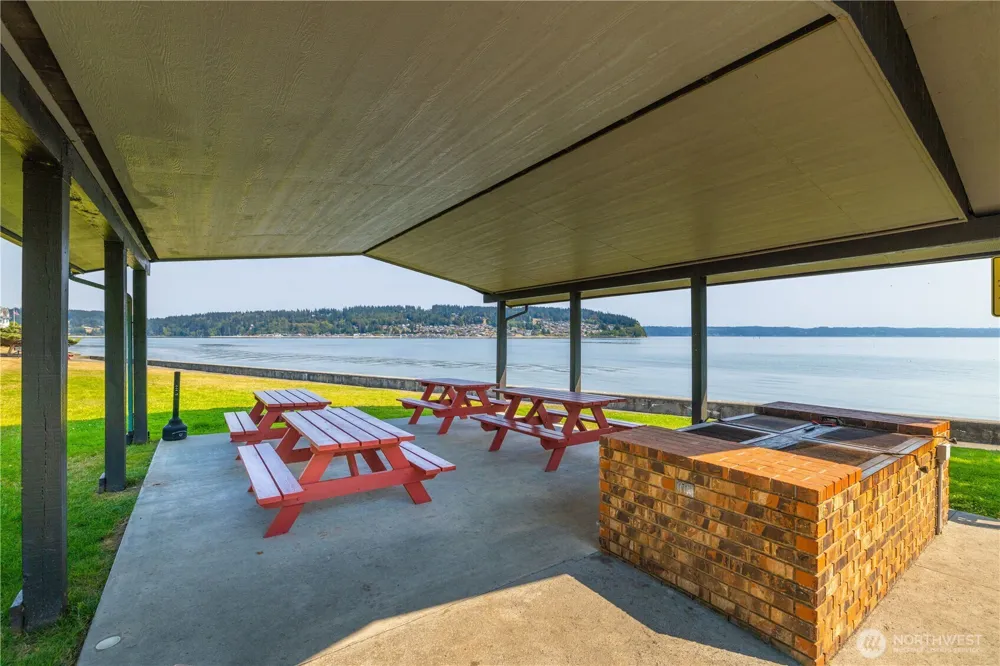 8103 Hawaii Lane Clinton, WA 98236